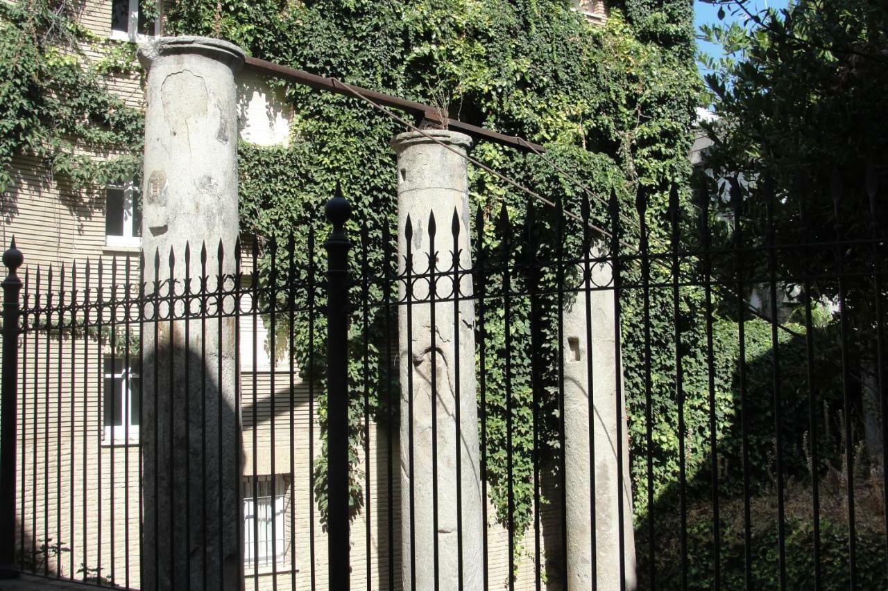 Columnas De Adriano. Calle Mármoles, 5 * Sevilla