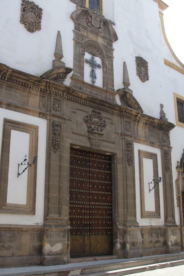 Columnas De Adriano. Calle Mármoles, 5