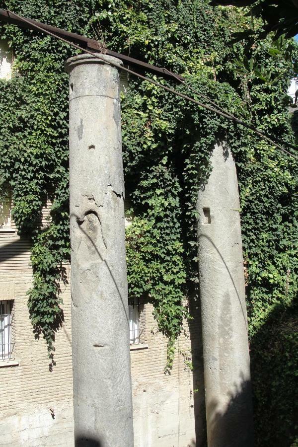 Columnas De Adriano. Calle Mármoles, 5 Apartamento