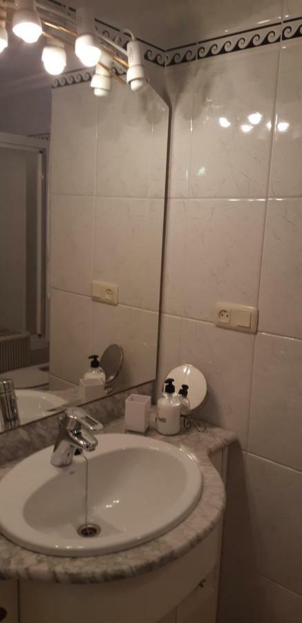 Habitación en casa particular Calle Martinez Montanes, 19 *