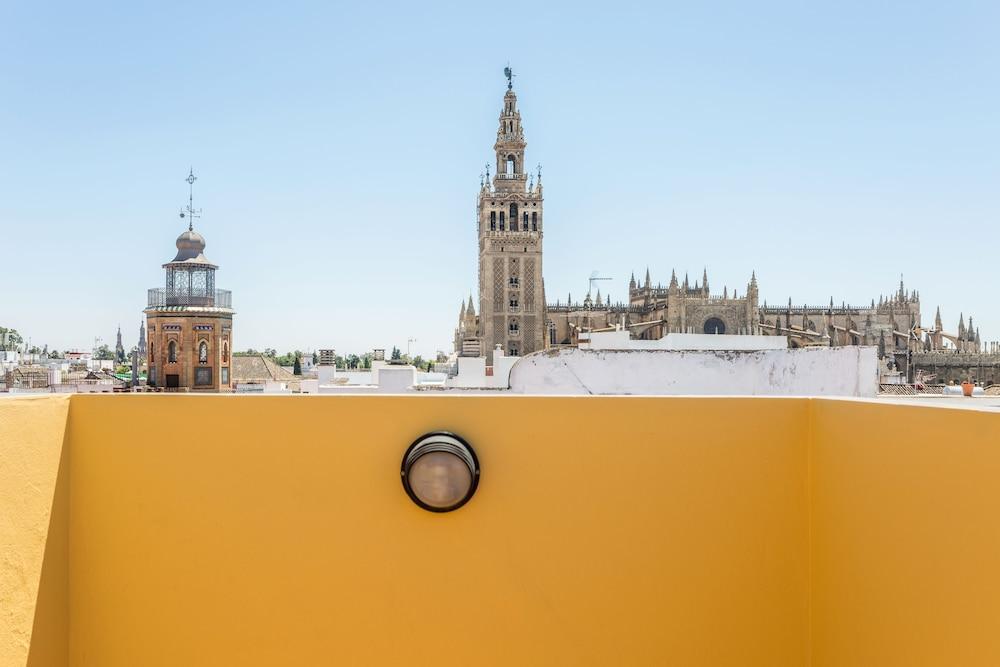 - Giralda Hotel